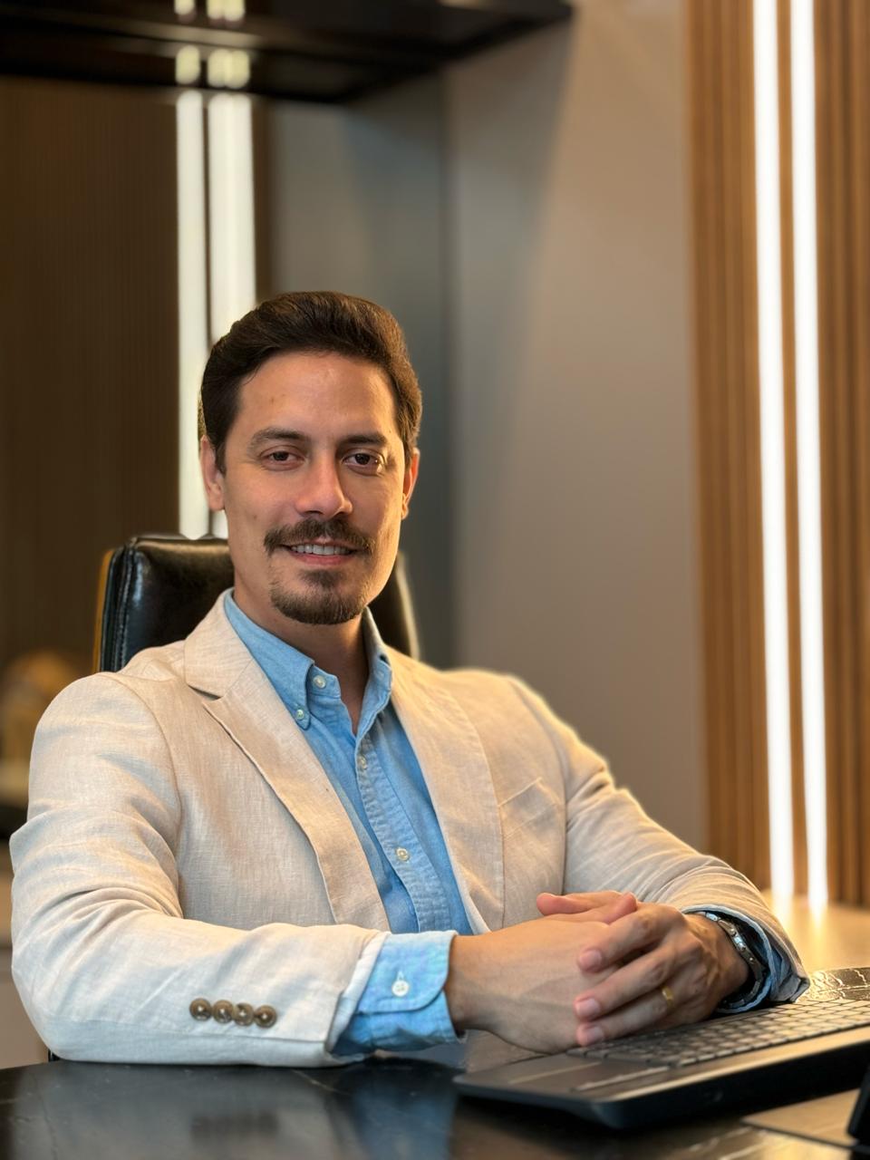 Dr. Rômulo Queiroz em seu consultório